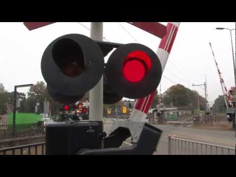 Dutch railroad crossing / spoorovergang: Bilthoven (retake)
