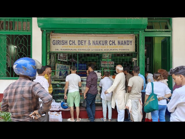 বাঙালির মিষ্টিমুখ ছাড়া নববর্ষ? হয় না, নকুড়ের মিষ্টির দোকানের সামনে ডায়েটের তোয়াক্কা না করেই চেনা ছবি