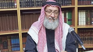 محاضرة افتراضية بعنوان: “سياسة النفس”بسم الله الرحمن الرحيم الحمد لله تعالى وبعد: فإن النفس البشرية، قد يعتريها اضطراب من مخاضات الحياة وترفها، مما يحدو بها نحو غير التزكية الطيبة، ونحو غير التفاعل الإيجابي مع الكون والناس، فينحو البعض نحو الأفكار والأخلاق والأعمال التي كلها أو بعضها قد تخالف سنن الله تعالى كوننا وشرعا، وما التطرف الفكري والأخلاقي والسلوكي إلا ثمرهدة البعد عما أنزله الله تعالى ليعمل، به فتثور نفوس ثورة البركان البارد، لكن تحمل هذه النفوس في طياتها نفورا يغطي محاسن الخلق والفطرة، فتبدأ – أعني هذه النفس الثائرة – بإيجاد دوائر ضيقة من الفهم السقيم لادآيات الكون والشرع، مما يبعث فيها الشعور بالأزمة، ثم تبحث عن حل لذلك حين طمس بصرها وشيء من بصيرتها، فلا تعود ترى ولا تعلم سوى: أن من تعيش هذه النفس معهم ما هم إلا أناس نبذوا الشرع خلفهم، فأحلوا وحرموا كما يشتهون، في حين أن العكس هو الصواب، ما أوصلهم – مع تراكم غبرة القلب والران على قلوبهم – أوصلهم إلى أن المحيط الذي يعيشون فيه سعى في الأرض فسادا وكفرا، فأغلقوا بذلك على أنفسهم وعلى الناس أبواب المعاذير والرخص، وزعموا بذلك إرادة مقاومته وجهاده، فأعلنوا ذلك على الملأ، فمارسوا القتل والإرهاب والإفساد، وهم يحسبون أنهم يحسنون صنعا، مع أن هذه الطائفة من الناس، عندهم من النقص والعجز والفجور، ما حملهم على تكفير الناس الذي به استحلوا سفك دمائهم، جهلا بمدلولات النصوص، وإزهاق أرواحهم من هنا – ولا يزال موقع الشيخ الدكتور سمير مراد يسعى جاهدا لصد موجة التطرف والتكفير هذه ودفع إلصاقها بالإسلام والمسلمين، حيث تبنى الشيخ ذلك منذ سنوات طوال دفعا لهذا الخطر الصارخ – ومن هنا أعد محاضرة لذلك بعنوان: “سياسة النفس” بمحاور: – سياسة النفس بالأدب العام. – سياسة النفس بالكاعة وترك المعصية. – سياسة النفس بترك الغلو الذي منه التطرف والتكفير وأدوات ذلك. – سياسة النفس بالقانون الموني القائم على التعاون والتعارف والتعايش. – سياسة النفس باجتناب الإقصاء عن الآخرين والجنوح نحو الوحدة الموصل لتخطئة كل الآخر. يبين فيها المحاضر الأدوار الضرورية التي يجب أن تمر بها النفس المؤمنة، لتحقق الحصانة لها وللمجتمع، كي لا يقعوا في مغبة التطرف والإرهاب والتكفير وذلك في يوم الأحد الموافق 21/5/2023 والله الموفق والهادي إلى سبيل الرشاد.