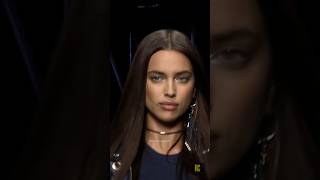 Download lagu Irina Shayk for Versace SS17 Women's mp3 Download lagu Irina Shayk for Versace SS17 Women's mp3