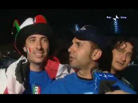 Tifosi italiani in festa nel dopo Italia-Francia Euro 2008