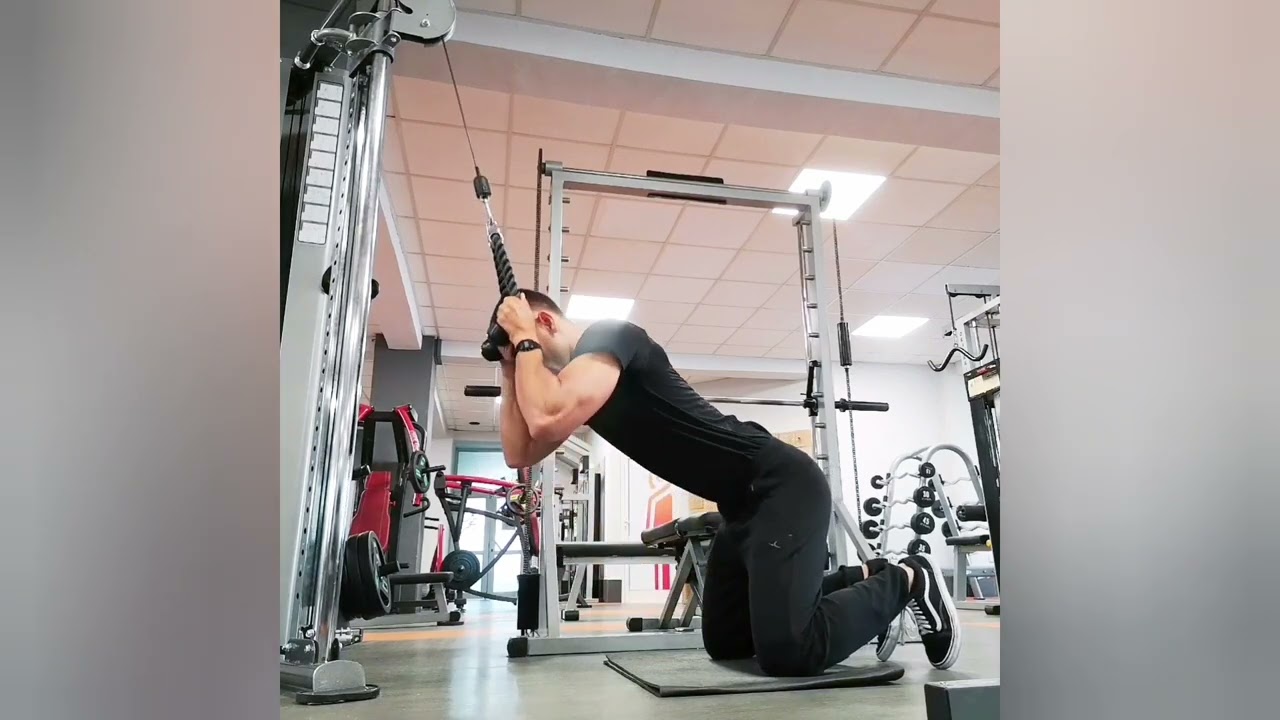 Ghemuiri pentru abdomen, din stând pe genunchi la scripete, cu funia blocată la cap