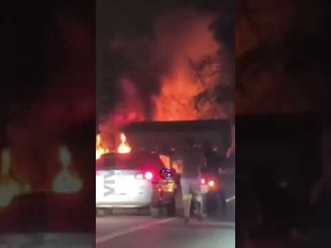 Caminhão pega fogo na subida da Anchieta, em Cubatão, e causa lentidão na via.