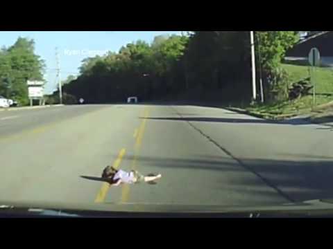 Kind fällt hinten aus Kleinbus heraus