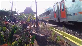 Download lagu Depicting the Logawa train pulled by a CC 203 locomotive on the Ketapang-Purwokerto round trip route mp3