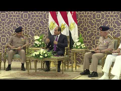 الرئيس عبد الفتاح السيسى يلتقى بعد صلاة الجمعة بعدد من قادة القوات المسلحة بمسجد المشير طنطاوى