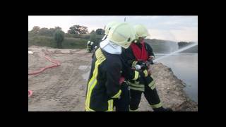 preview picture of video 'Übung im Kieswerk Buchholz - Feuerwehr Pritzwalk 19.08.2010'