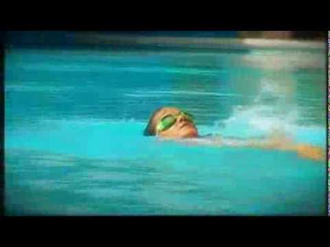 Paradise Amalie svømmer ind i bassinkanten - "F***** lortepool!"