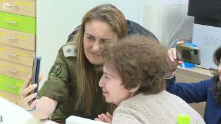 אירנה, סבתו של סשה טרופנוב, בשיחת וידאו ראשונה (עדכוני משרד ראש הממשלה) - התמונה מוצגת ישירות מתוך אתר האינטרנט יוטיוב. זכויות היוצרים בתמונה שייכות ליוצרה. קישור קרדיט למקור התוכן נמצא בתוך דף הסרטון