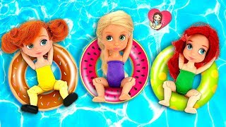 🏖️ ¡RETOS y JUEGOS de PISCINA con COLCHONETAS INFLABLES!  Princesas Junior Muñecas