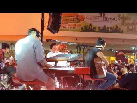 NOAH ft dea "tak lagi sama" live cibonong city mall (salam ramadhan 2017)