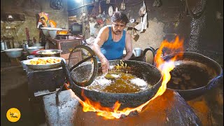 Heat Proof Man Selling Ghugni Vada In Bhubaneswar 
