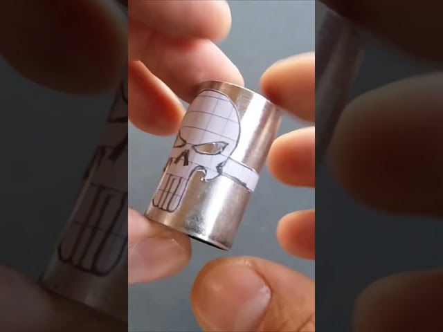 Vídeo relacionado con MAGIIE Anillo Calavera Redonda,Anillo de Vampiro Cráneo Anillos Hombres,Anillo Hueso de Muerto,Anillos Grandes de Acero Inoxidable para Hombres (Plata, 30)