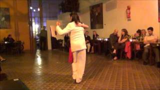 Nany Peralta y Ivana Smoljanovich bailando el Tango BUSCANDOTE en  El Tacuari, Conpulsiontanguera
