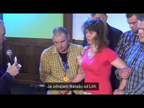 Šest muškaraca drže kršćanku dok iz nje izgone demone