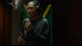 SNOOP DOGG &amp; ANNA KENDRICK song  &quot;WINTER WONDERLAND / HERE COMES SANTA CLAUS&quot;