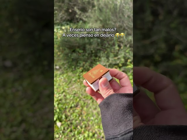 Vídeo relacionado con Regalo novedoso personalizado: mini colgante de libro, llavero de libro 3D, llaveros plegables con diseño de café, juguete sensorial estéreo para aliviar el estrés, bonito dije de libros pequeños para