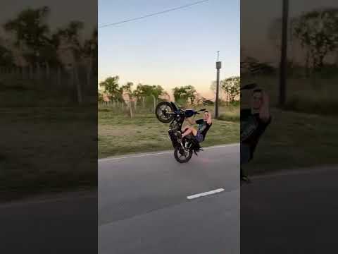Peinate que te saco una foto 😂🤙🏼 #stunt #wheelie #stuntargentino #algrau #motovlog #motos #stunte