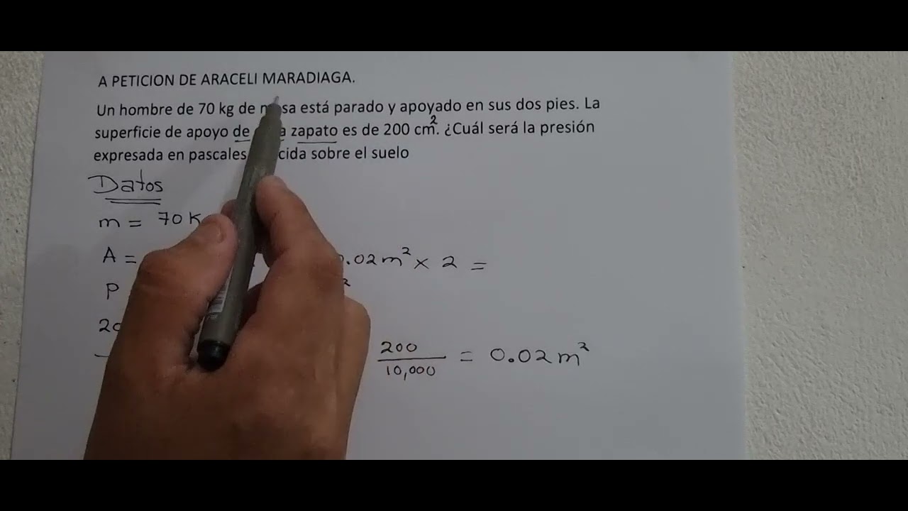 Un hombre de 70 kg de masa está parado y apoyado en sus dos pies. La superficie de apoyo de cada....