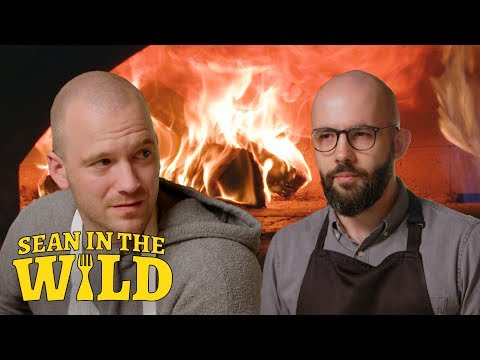 巴比什與肖恩-埃文斯爭做完美的餡料卡爾扎|肖恩在野外 (Binging with Babish and Sean Evans Battle to Make the Perfect Filled Calzone | Sean in the Wild)