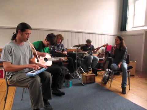 Noomi Basra perform Souad Massi's "Tallit Al Bir" ("طليت على البير") - Refugee Week celebration