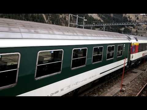 SBB Re 460 084. PARTE DALLA STAZIONE DI  GOSCHENEN. (CH) 25 - 4 - 2015.
