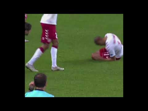 Harry Arthur tackles Barcelona's Braithwaite in an bizarre way against Denmark in the Nations League