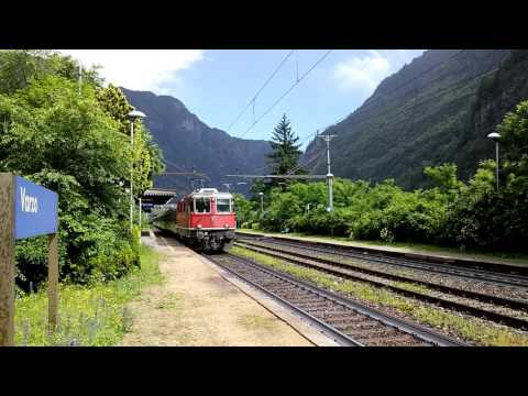 IL TRANSITO DELLA Re 4/4 CON SOLE E PIOGGIA A VARZO. (VB) 25 - 6 - 2016