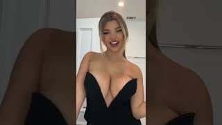 見えそう！爆乳ちゃん