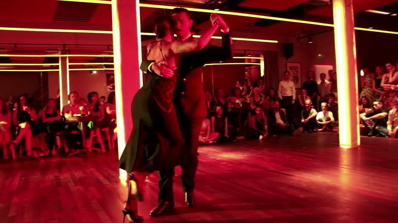 Video thumbnail for Roxana Suarez y Dante Sánchez - Bien Pulenta - D'Arienzo y Echagüe