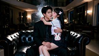 Een vrouwelijke studente kust per ongeluk een legendarische, meedogenloze en dominante CEO. Haar lijfwachten zijn geschokt en denken dat ze zal sterven. Maar tot hun verbazing wordt de CEO volledig gehoorzaam aan haar en overlaadt hij haar vanaf dat moment met genegenheid!#OnhandigMeisjeProvoceertPerOngevalKoudeBaas#KortDrama #drama #Dominante CEO #MarySu #LiefHuisdier