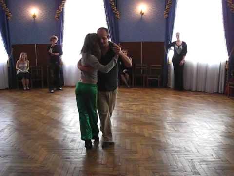  Horacio Godoy  and  Cecilia Garcia  are  dancing  to  the  milonga  "  Milonga Sentimental  "