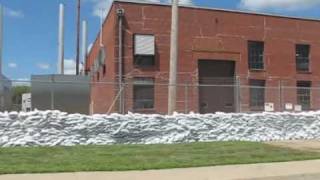 preview picture of video 'Sandbags at MMEU Power Plant  - Flood of 2010'