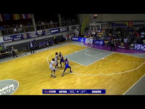Barbora Balintova buzzer from own halfcourt