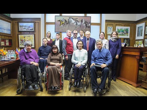 Сергей Миронов провел встречу с группой людей с инвалидностью