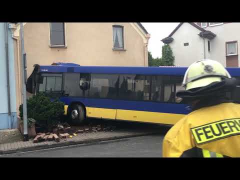 Loch im Wohnzimmer: Schulbus kracht in Bendorfer Einfamilienhaus