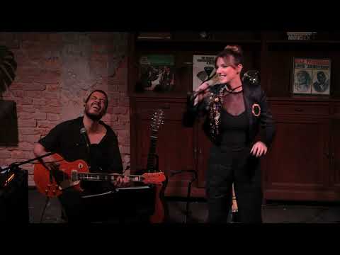 ELA É TARJA PRETA - Anna Ratto