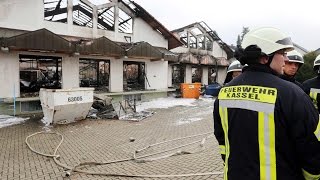 preview picture of video 'Großbrand in Lohfelden: Feuerwerk flog in Tierfutterhandel'