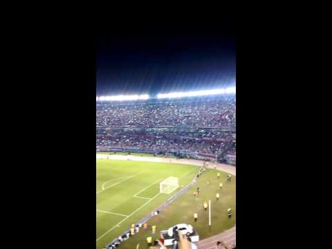 "Eeeeesta es tu hinchada, Vamos, Vamos Millonario" Barra: Los Borrachos del Tablón • Club: River Plate