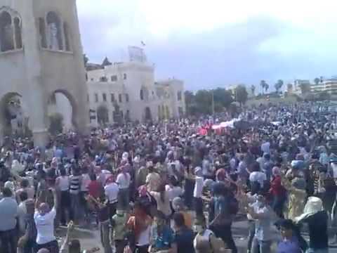 مظاهرة حاشدة بمشاركة أطفال ونساء في ساحة العاصي بمدينة حماة في جمعة "حماة الديار"