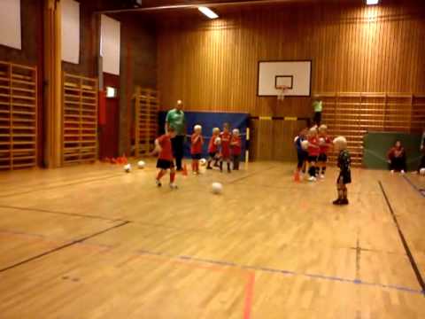 Hardeberga BK PF04 övar passningar