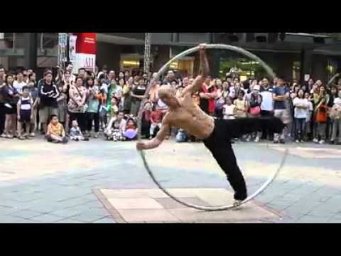 increible acrobata asiatico con aro