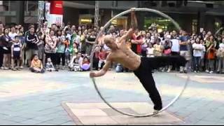 increible acrobata asiatico con aro