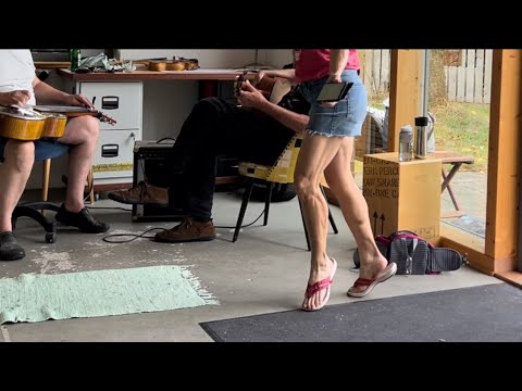 Miss Moonshine Singing & Dancing Rehearsal with German Moonshiners – entertainment for the dogs