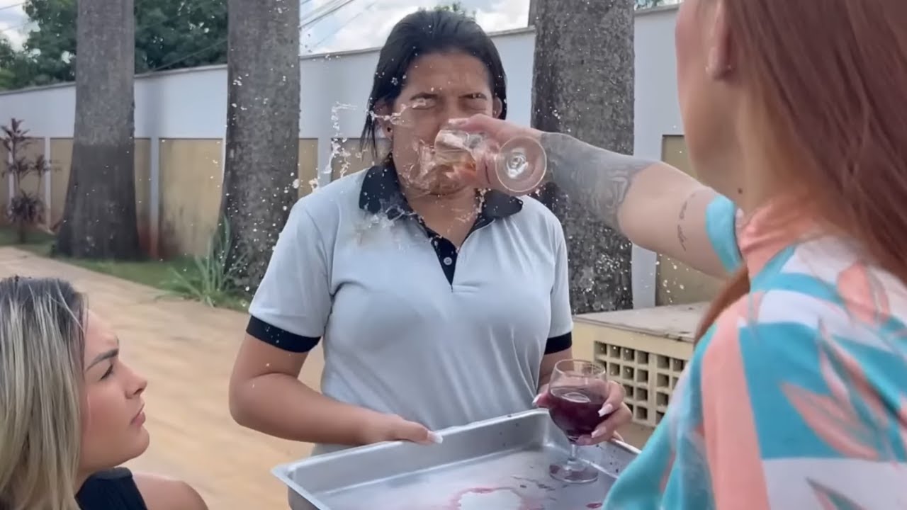 Patroa empurra empregada grávida na piscina, mais não esperava por isso! (FILME COMPLETO)