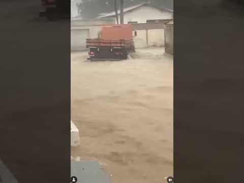 ⛈️Forte chuva atingiu Iuiu na Bahia. Ruas alagadas e casas invadidas. Sem feridos.