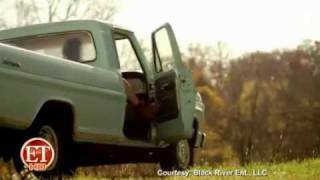 Angie Harmon Goes Country in Craig Morgan&#39;s music video for &quot;This Ole Boy&quot;.