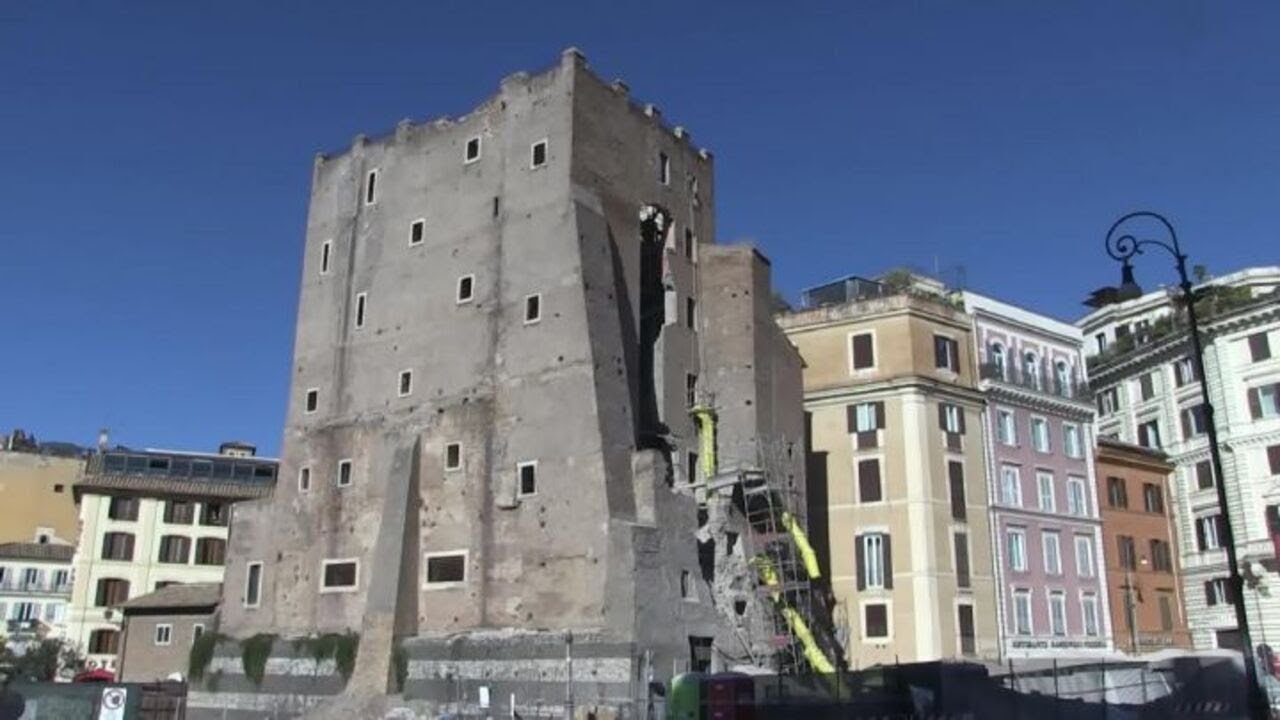 Crollo Torre dei Conti, le voci di romani a turisti: "Un colpo al cuore per la città"
