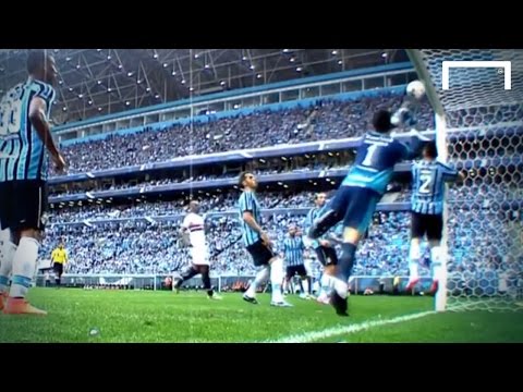 Kaka almost scores from a corner!