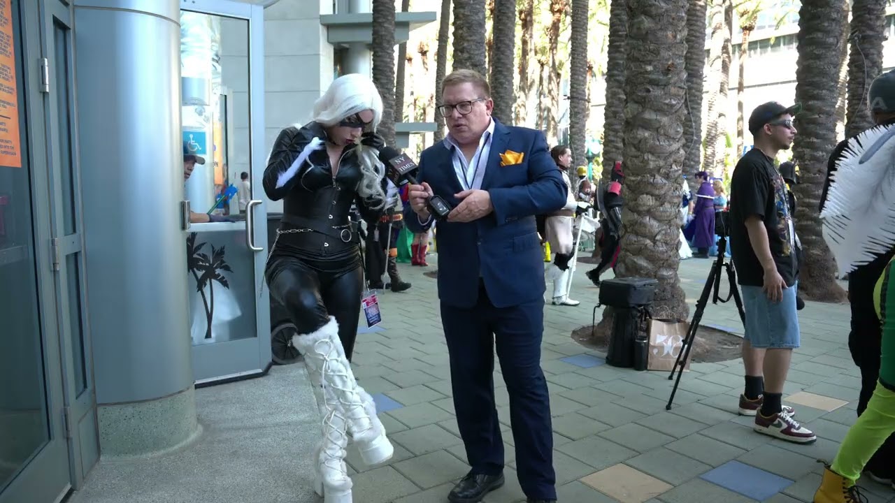 Leah wears Blackcat Wondercon